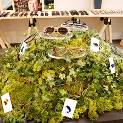 メンズもレディースも フェスのお供にケース付きサングラス【ＪＩＮＳ】新作。