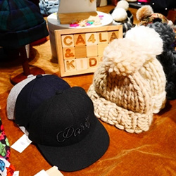 オリジナルレースのベレーや、ティアラが飾られたハット。【CA4LA】秋冬コレクション。