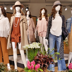 【 COCO DEAL 】今季のフラワープリントはヴィンテージ風。