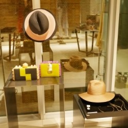 夏のコーデを大人っぽく品よく仕上げる【スタニングルアー】ファッション小物。