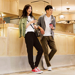 都会のNEWデートスポットに「大人コンバース」