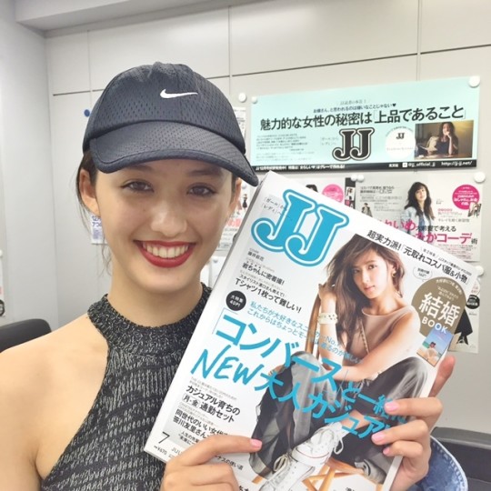 撮影前に編集部に【菊川リサ】愛用のオーガニックリップ