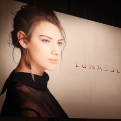 軽やかなグラデを作る【ルナソル】秋の新作コスメをたっぷりご紹介