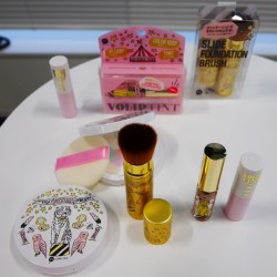 人気コスメが注目のイラストレーターの限定パッケージで登場【プラザ】