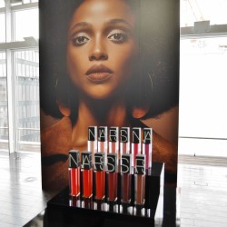 セミマットに仕上がる【NARS】秋の新作リップ