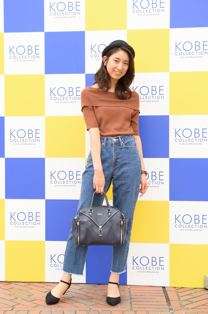 6 村田真央さん ブラウンのオフショルニット Jj