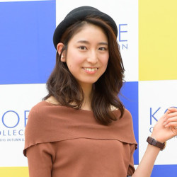 ＃6　村田真央さん　「ブラウンのオフショルニット」