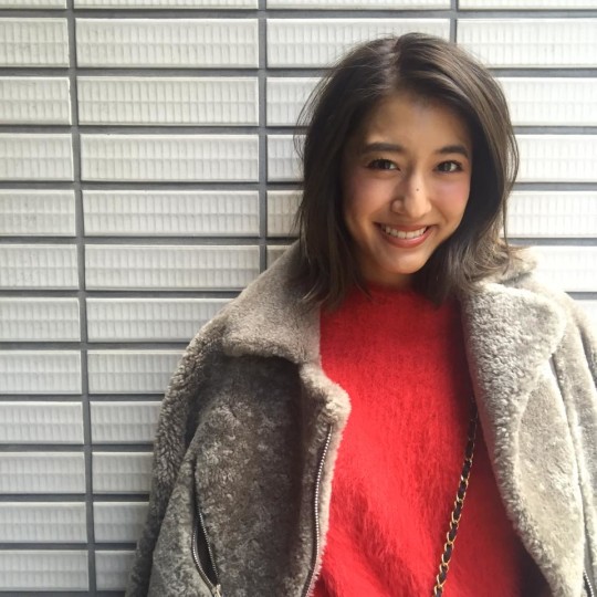 赤ニット×コンバースのコーデ【有末麻祐子】私服SNAP