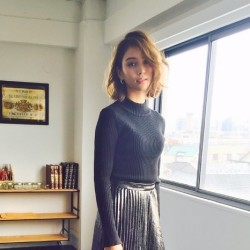 コスパで叶う! メタリックのプリーツスカート【滝沢カレン】私服スナップ