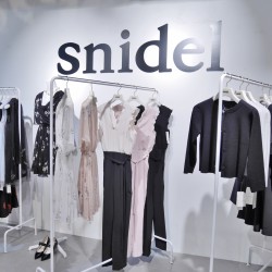 【スナイデル】珍しいモノトーンアイテムをチェック