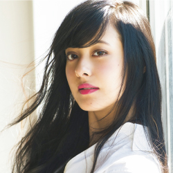 ハンサムな瞳で、今日から「印象に残る女性」。with STARRY&reg;