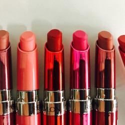 【レブロン】1,300円でこの秀逸さ！しっとり生ツヤリップ