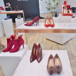 洋服とのバランスが計算された【モードエジャコモ】のファーシューズ