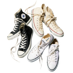 定番【白・黒コンバース】は 甘トレンドで 女らしく更新しよう！