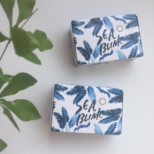 涼しげな目元を作るカラコンは【SEA BLINK】で