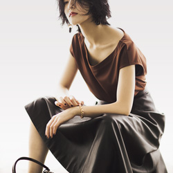 藤井萩花の着る、秋の「いい女ブラウン」コーデ