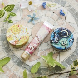 シーン別で使い分け！ とろふわ感触の生はちみつハンドクリーム【hacica】