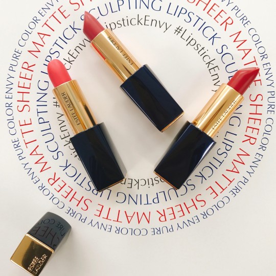 本日発売！【エスティ ローダー】の新作リップ、“シアー マット”な質感ってどんな感じ？