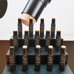 ソフトマット肌【NARS】スティックファンデは外出先でのお直しも簡単！
