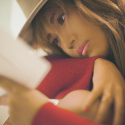 藤井夏恋が着こなす"恋が叶う"赤ニット。