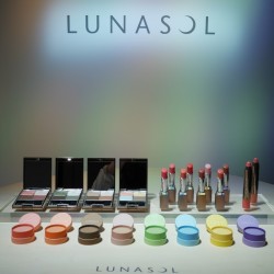 マカロン！な色と質感で大人の可憐さを引き出すメイクアップ【ルナソル：2018春】