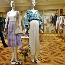 トレンドのチェックを主役にしたコーデ【ジュエルチェンジズ】展示会レポート