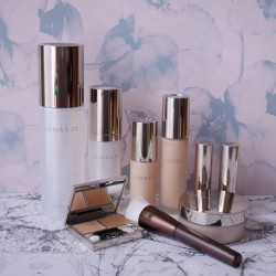 たっぷりの水で満たされた“水ツヤ肌”をつくる【ルナソル】