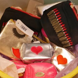 イギリス生まれの使いやすくて機能的な手刺繍のコスメポーチ【Emma Lamax】