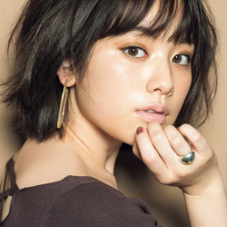 コスパよし、しかもテクいらず！ 最強のモテ顔をつくる単色シャドウ、春の大本命はこのカラー！