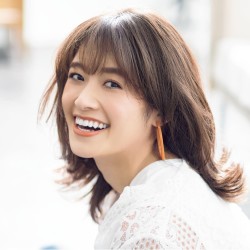 女らしさキープで小顔効果も！セミロングが最強モテヘア説！