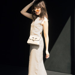 主演【川口春奈】ベージュと黒を素敵に着るコツ３