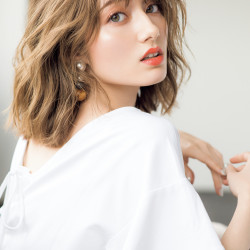 デート服の大本命！お疲れ顔をぱっと明るくする「レフ版トップス」がすごい理由