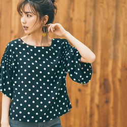 ＼真野恵里菜主演／オンでもオフでも似合う♡黒の「ドット＆レース」トップス７選