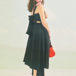 あの人気女優が着こなす、夏の黒スタイル３選