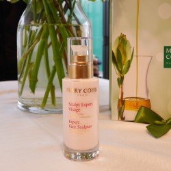 小顔を手に入れるにはエステブランドの美容液【マリコール】