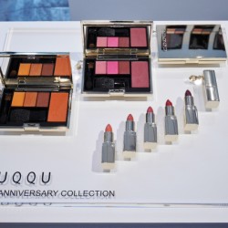 スックの初挑戦「セミマットリップ」は、琥珀色のスワロが揺れる限定アイテム