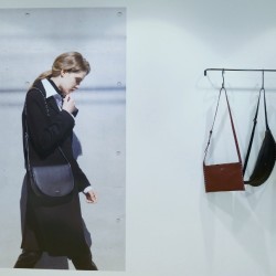 ちょうどいいスタッズ使いの秋小物で、ハンサムなパリ気分♡