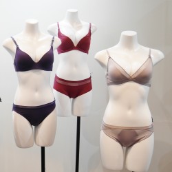 やっぱりおしゃれなのがいい！楽ちんブラなら「スロギー」のプレミアムライン