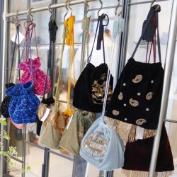 オトナぽく「巾着バッグ」を持つなら、刺繍とビーズのヴィンテージなバッグを。