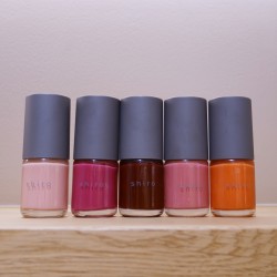 大人の深みを出せる、ナチュラル派の「レッド系」ネイル