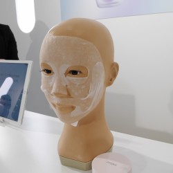 着圧ソックスがパックに！？ストレッチ素材の引き締パックで小顔♡