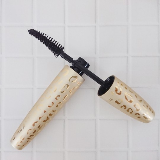 未体験のしなやかブラシ軸のマスカラで、まつ毛がワイドにセパレート