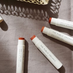 自然な発色とツヤ感…、「色つきリップ」に注目！