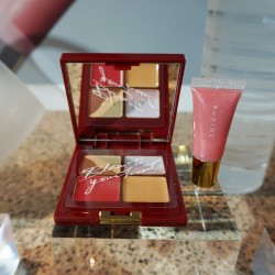 パレット1つでメイクが完成、完売のホリデーコレクション再入荷！