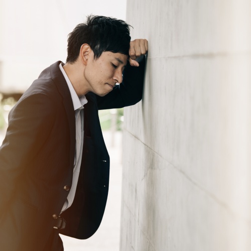 「本当落ち込む…」男性が元カノと別れて後悔する3つの瞬間