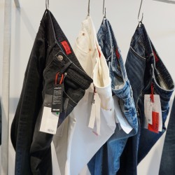 スタイリッシュなシルエットはやっぱり素敵♡チェック必須の超人気デニム