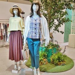 お仕事でも普段でも、毎日気軽に着られる「パリ」スタイル