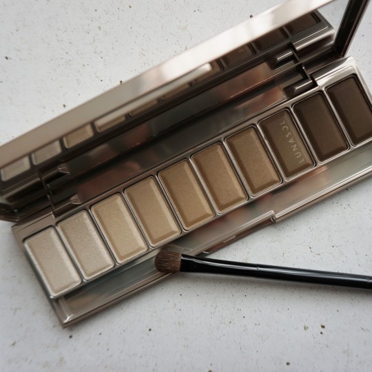 ＼新・定番入り／ベージュメイクの極み！ルナソルの10色アイシャドウパレット