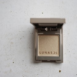 ＼宝石みたいな輝きをプラス／ベージュメイクを引き立てるルナソルの限定アイテム