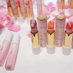 唇本来の色味を美しく際立てる、ミルキーなマーブルリップ
